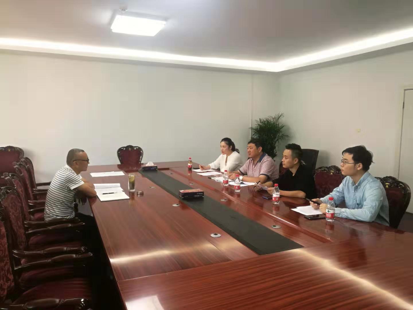 為盡快落實公租房運營管理購買服務(wù)，今天上午市安居公司總經(jīng)理陶永午與中標單位建設(shè)銀行建信公司就合同簽訂、人員配備和介入管理事宜進行商談。.jpg